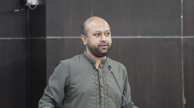 ‘আমলা নির্ভরতার কারণে তৃতীয়-চতুর্থ শ্রেণির কর্মচারীরা এখন স্থানীয় প্রশাসন চালাচ্ছে’